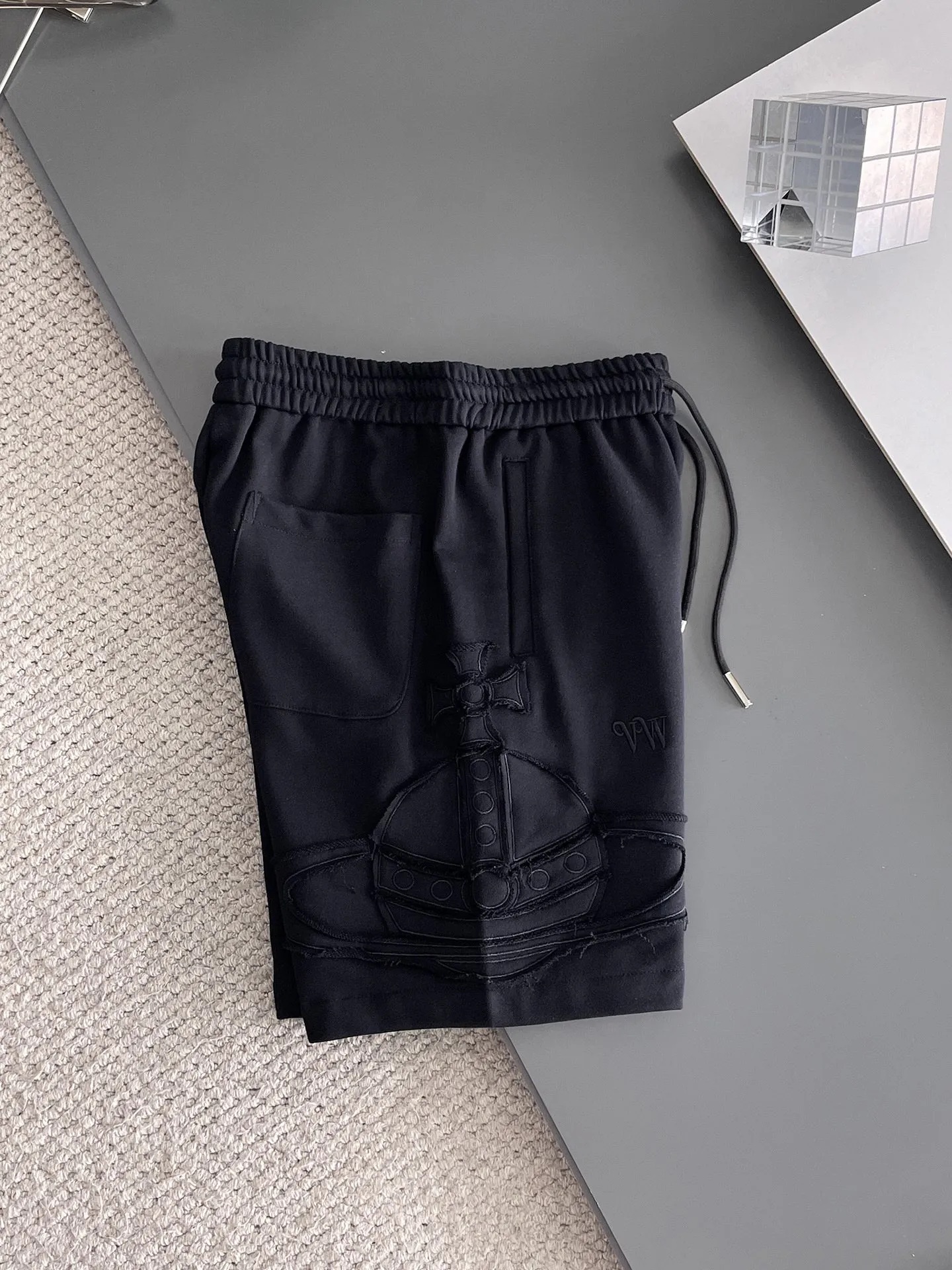 The Queen Mother's three-standard complete 2025 summer New Arrival men's casual shorts, advanced custom-made Breathable fabric, Breathable fabric, extremely stretchy and comfortable, impeccable details, top-grade accessories, original logo design concept, delicate and soft feel! The upper body fit is awesome! Size: M-XXXL Please state your height and weight when ordering